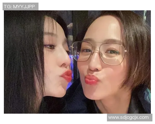 女明星与足球巨星亲密合影瞬间揭示娱乐圈与体育界的交集与魅力